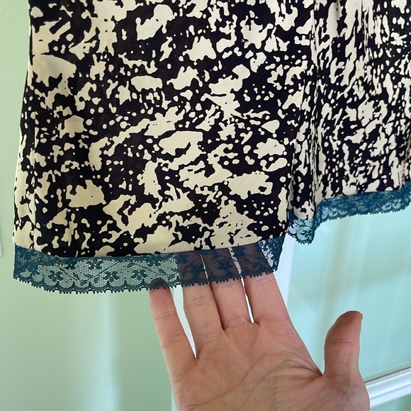 Kenneth Cole eclectic blouse. Size 6. - Picture 3 of 4